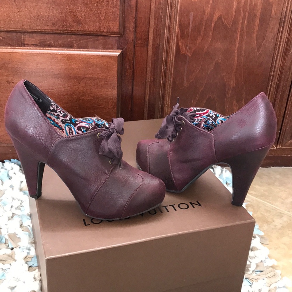 Beautiful vintage plum Oxford ankle booties